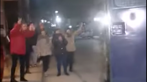 Καστανιές: Κάτοικοι μπροστά στα σπίτια τους χειροκροτούν τους αστυνομικούς των ΜΑΤ