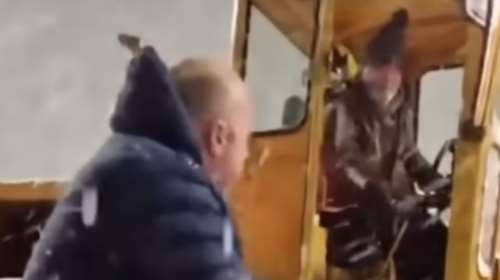 Ο Μπέος βγήκε στον δρόμο και έβριζε τους υπαλλήλους  - Εχει άποψη και για τα... εκχιονιστικά [βίντεο]