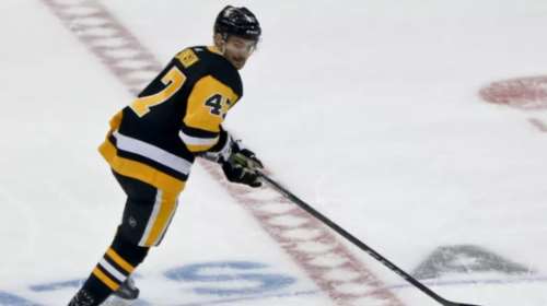 Φρίκη σε αγώνα χόκεϊ: Αθλητής έχασε τη ζωή του όταν παγοπέδιλο αντιπάλου του έκοψε τον λαιμό [Σκληρές Εικόνες]