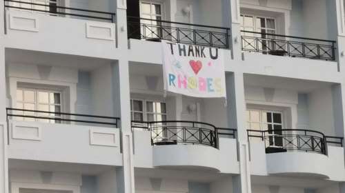 Ικανοποίηση από το "Πείραμα της Ρόδου": Επιστρέφουν οι 189 Ολλανδοί τουρίστες - Κρέμασαν πανό "Ευχαριστούμε"