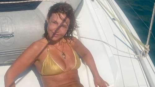Αλεξάνδρα Παλαιολόγου: Ποζάρει με χρυσό μπικίνι πάνω σε σκάφος [εικόνες]