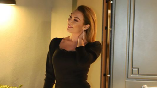 Τατιάνα Στεφανίδου: Φόρεσε το πιο γιορτινό πουκάμισο από τα Zara με φτερά στις μανσέτες