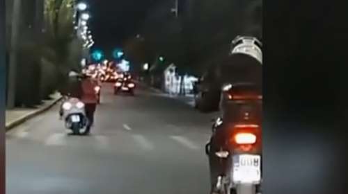 Λεωφόρος Αλεξάνδρας: Βίντεο με μηχανάκι να παρασέρνει γυναίκα που πήγε να περάσει διάβαση  [βίντεο]