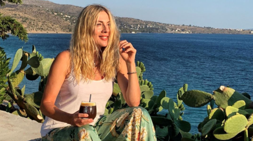 Ποια Τζένιφερ Λόπεζ, έχετε δει πόσο όμορφη είναι η Σμαράγδα Καρύδη στα 51 της; - Γενέθλια σήμερα για την ωραία ηθοποιό