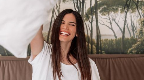 Η Χριστίνα Μπόμπα ποζάρει μαζί με τα δίδυμα στο σπίτι τους: Εξουθενωμένη και άυπνη