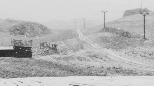 Έπεσαν τα πρώτα χιόνια στον Παρνασσό - Στα λευκά το χιονοδρομικό κέντρο [βίντεο]