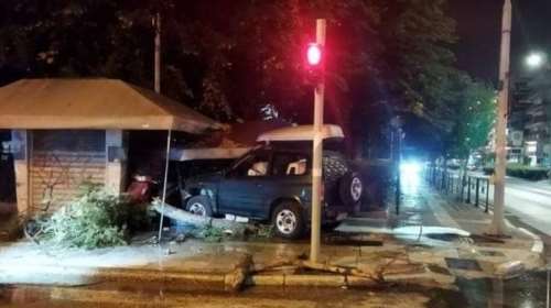 Τρελή κούρσα αυτοκινήτου στην Καβάλα που κατέληξε σε περίπτερο