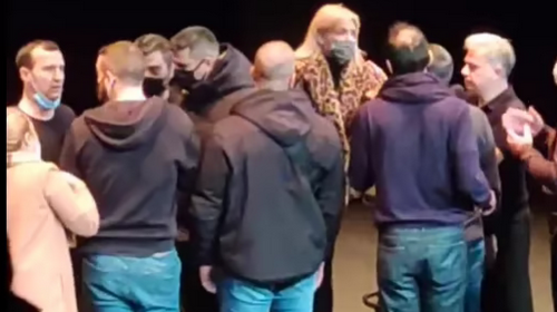 Σάλος με την παράσταση του Ζαραλίκου: Εισέβαλε με μπράβους η Σάσα Σταμάτη στη σκηνή για να τη διακόψει