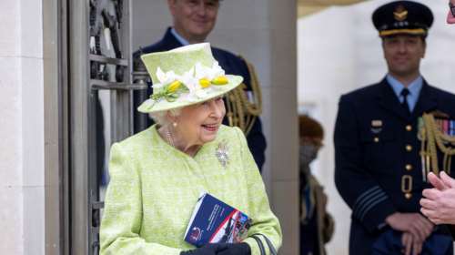 Η βασίλισσα Ελισάβετ εμβολιάστηκε και ξεπόρτισε: Συνάντησε πιλότους που &quot;καταδιώκουν τους Ρώσους&quot;