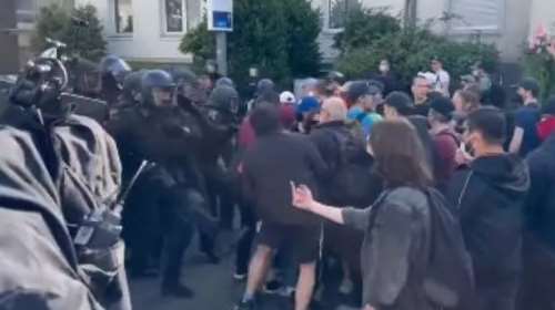 Γερμανία: Επεισόδια έξω από το συνέδριο της AfD - Δύο αστυνομικοί σοβαρά τραυματίες [Βίντεο]