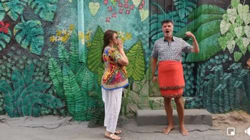 Ο Φοίβος Δεληβοριάς χορεύει με... σημαία του μια φούστα - Το απολαυστικό βίντεο με τη Γαρμπή