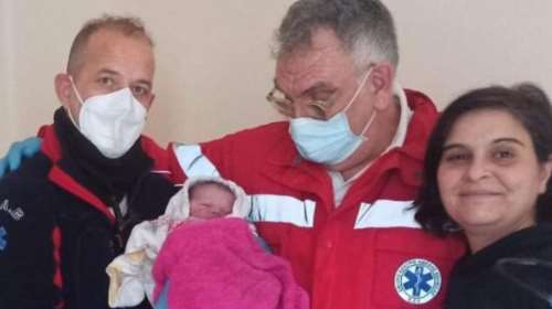 Λαμία: Της έσπασαν τα νερά και γέννησε στο σπίτι με τη βοήθεια του ΕΚΑΒ [εικόνες]