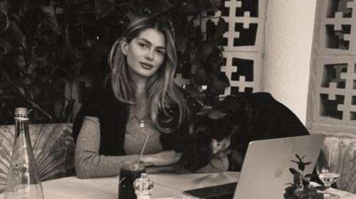 &quot;Just a girl and her dog&quot;: Η Αμαλία Κωστοπούλου απολαμβάνει το γεύμα της μαζί με τον ανήσυχο σκύλο της