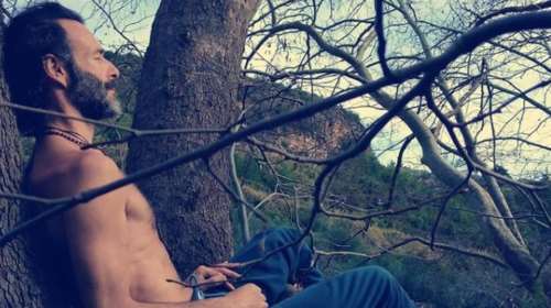 Θανάσης Ευθυμιάδης σε στάση shirshasana: Κοιτώντας ανάποδα πολλές φορές βλέπω πιο σωστά [εικόνα]