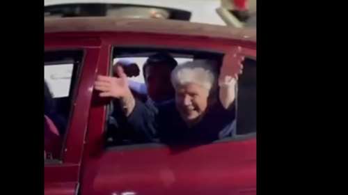 Η &quot;κόκκινη&quot; γιαγιά πανηγυρίζει με την ψυχή της την κατάκτηση του Conference League [βίντεο]