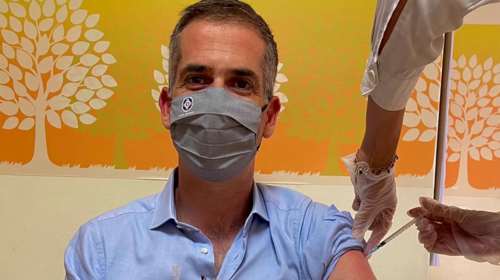 Κώστας Μπακογιάννης: Έκανε και τη δεύτερη δόση του εμβολίου - &quot;Με το καπάκι στο χέρι αυτή τη φορά!&quot;