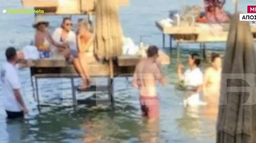 &quot;Δεν θα βγάλουμε τις πλωτές ξαπλώστρες&quot;, λέει προκλητικά το beach bar με τον &quot;πλωτό&quot; σερβιτόρο στη Ρόδο