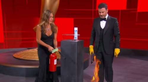 Βραβεία Emmy: Η Τζένιφερ Ανιστον έσβησε... φωτιά επί σκηνής [βίντεο]