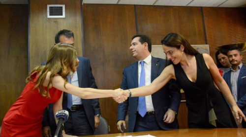 Η Δόμνα Μιχαηλίδου στηρίζει την Αχτσιόγλου μετά τη σεξιστική επίθεση: Έχω πιο χοντρά μπράτσα - Επηρεάζει κανέναν;