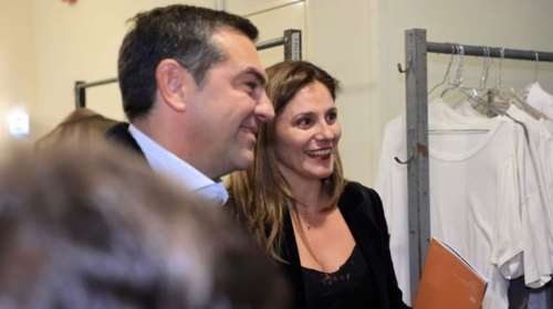 Εθνικό Θέατρο: Αλέξης Τσίπρας και Μπέτυ Μπαζιάνα παρακολούθησαν με τα παιδιά τους την παράσταση &quot;Τα Φώτα της Πόλης&quot; [Εικόνες]