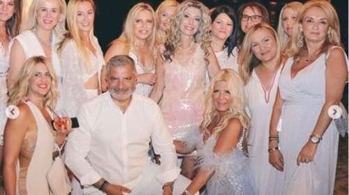 Φτερά και πούπουλα: Πάρτι υπερπαραγωγή για τη Μαρίνα Πατούλη - Πυροτεχνήματα, σούπερ μίνι και... αγκαλιές [Εικόνες]