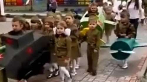 Ρωσία: &quot;Έντυσαν&quot; παιδάκια του νηπιαγωγείου τανκ και μαχητικά αεροσκάφη με το σύμβολο &quot;Ζ&quot;
