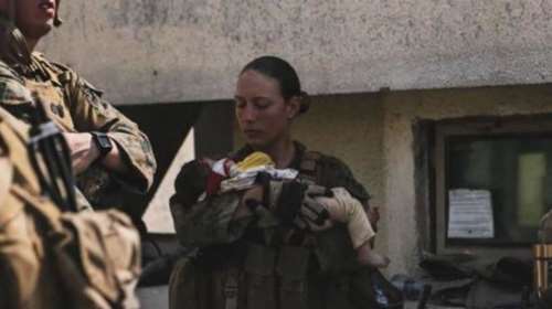 Συγκλονιστικό: Η Αμερικανίδα πεζοναύτης με μωρό Αφγανών στην αγκαλιά πριν σκοτωθεί στην έκρηξη της Καμπούλ