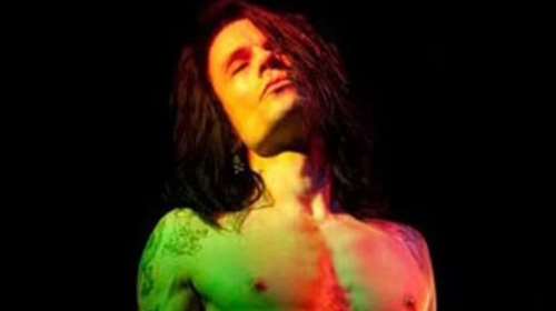 Η πρώτη αποζημίωση για θάνατο από εμβόλιο AstraZeneca στη Βρετανία: Πώς 48χρονος μουσικός πέθανε 8 μέρες μετά