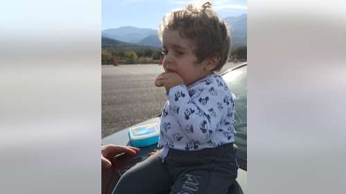 Το μήνυμα του Παναγιώτη – Ραφαήλ για τα Χριστούγεννα - Χαμογελαστός πάνω σε αυτοκίνητο [Βίντεο]