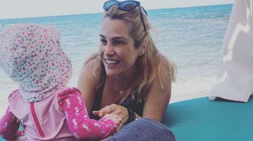 Η Τζένη Μπότση φωτογραφίζει την 9 μηνών κόρη της που κολυμπάει στην πισίνα [εικόνα]