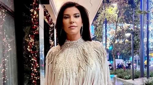 Μαρίνα Βερνίκου: Super glam με λευκά στο κέντρο της Αθήνας - Τα περίτεχνα κρόσια με τις πέρλες και τα στρας