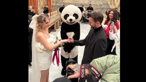 Epic: Ο Μπακογιάννης έκανε γάμο στο δημαρχείο Αθηνών με κουμπάρο ένα... πάντα [εικόνα]