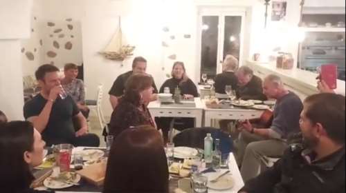 Στέφανος Κασσελάκης: Του τραγούδησαν Ξυλούρη και το &quot;Bella Ciao&quot; σε ταβέρνα της Αστυπάλαιας [βίντεο]