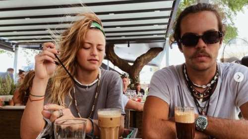 Άγγελος Λάτσιος: Τα τρυφερα φιλιά με τη Γαία Μερκούρη στην Πλάκα [Εικόνες]