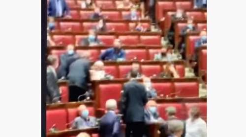 Χαμός στο ιταλικό κοινοβούλιο: Εβγαλαν έξω βουλευτή σηκωτό για τα... γαλλικά του [βίντεο]