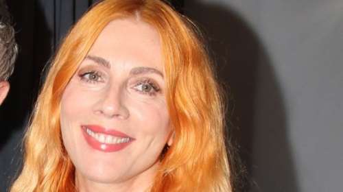 Τέλος τα κόκκινα μαλλιά για τη Σμάραγδα Καρύδη : Η εμφάνιση σε θεατρική πρεμιέρα