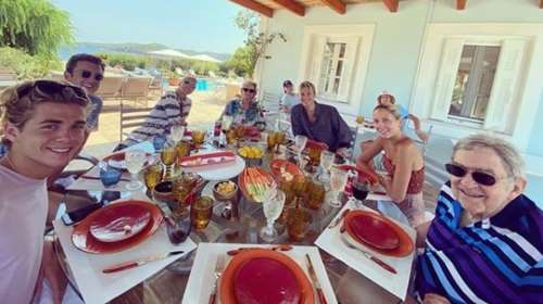 Τέως Κωνσταντίνος: Οικογενειακά στις Σπέτσες - Παύλος, Μαρί Σαντάλ, Μαρία Ολυμπία και ο σύντροφός της [εικόνες]