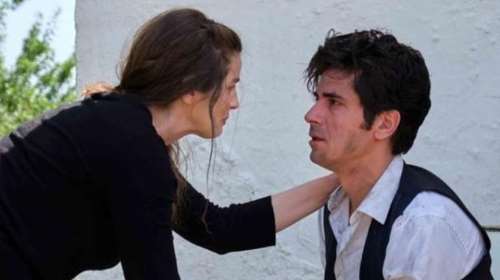 Άγριες Μέλισσες trailer: Ο ερωτικός χορός της Μαρίας Κίτσου και του Δημήτρη Γκοτσόπουλου [Βίντεο]