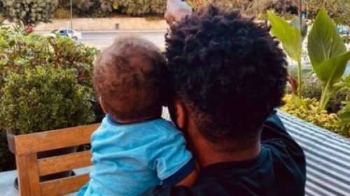 Ο Γιάννης Αντετοκούνμπο δείχνει στον γιο του την Ακρόπολη και οι φαν του παραληρούν