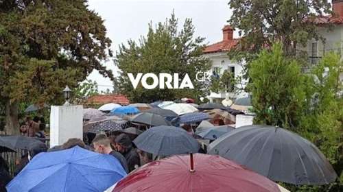 Θεσσαλονίκη: Κοσμοσυρροή σε κηδεία ιερέα που πέθανε από κορονοϊό - Χωρίς αποστάσεις και μέτρα [βίντεο]