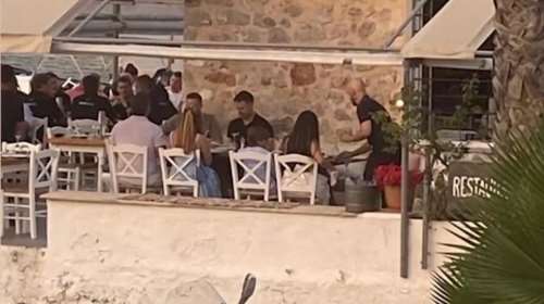 Χαλαρώνει στις Σπέτσες ο Κασσελάκης μετά τις Ευρωεκλογές - Μαζί με Τάιλερ, τον αδερφό του και τα ανίψια του [εικόνες]