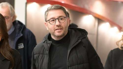 &quot;Κανόνια και τρομπέτες&quot; για τον Νίκο Ανδρουλάκη: Στο θέατρο με τον Μιχάλη Αεράκη και βουλευτές