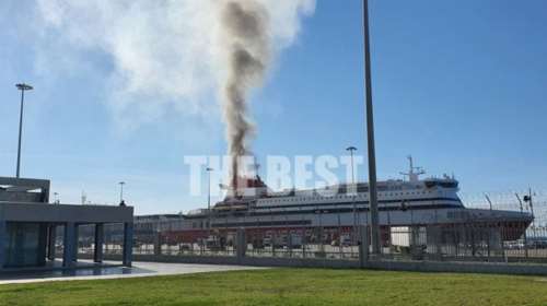 Συναγερμός στην Πάτρα: Φωτιά σε πλοίο - Πυκνοί καπνοί βγαίνουν από την καμινάδα [εικόνες - βίντεο]