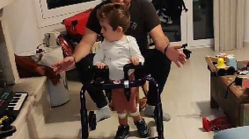 Τα κατάφερε ο Παναγιώτης Ραφαήλ: Στέκεται μόνος του και κάνει τα πρώτα του βήματα [βίντεο]