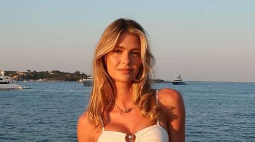 Τέλος τα κατάξανθα μαλλιά για την Αμαλία Κωστοπούλου: Ποζάρει με φθινοπωρινό hairlook και μοδάτο outfit