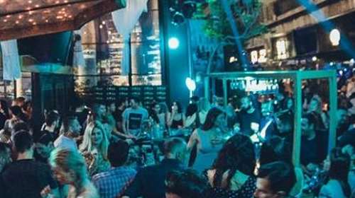 Φόβος για νέα έξαρση κορονοϊού στη χώρα - Ανησυχούν οι επιστήμονες για τις εικόνες συνωστισμού στα μπαρ