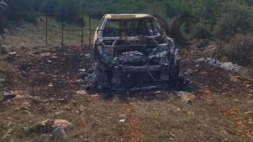 Βοιωτία: Αυτό είναι το καμένο ΙΧ όπου βρέθηκε η απανθρακωμένη σορός στα Σκούρτα - Τι εξετάζει η ΕΛΑΣ