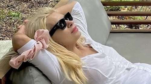 Η Ελένη Μενεγάκη ποζάρει πιο ανέμελη από ποτέ στην Άνδρο