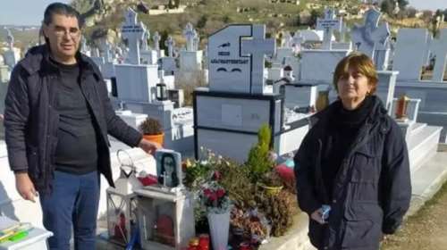 Ελένη Τοπαλούδη: Συγκλονίζουν οι γονείς της - Της πήγαν τούρτα γενεθλίων στον τάφο της [Εικόνες]