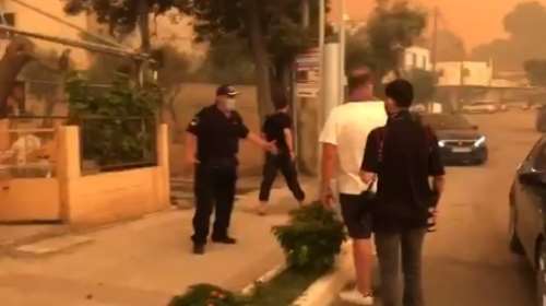 Εύβοια: Αστυνομικός απαντάει &quot;θα το κάνουμε παραγγελία&quot; σε γυναίκα που ζητά &quot;ένα αεροπλάνο γιατί καιγόμαστε&quot; [βίντεο]